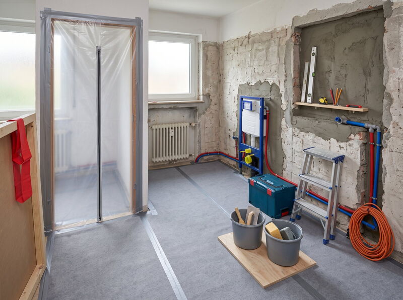 Bad während der Sanierung mit neuen Leitungen, Vorwandinstallation und Staubschutzwand