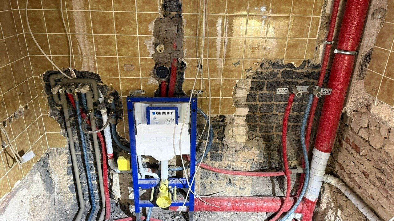 Während der Sanierung: entkernte Wand mit neuen Wasserleitungen und Vorwandelement für das Wand-WC