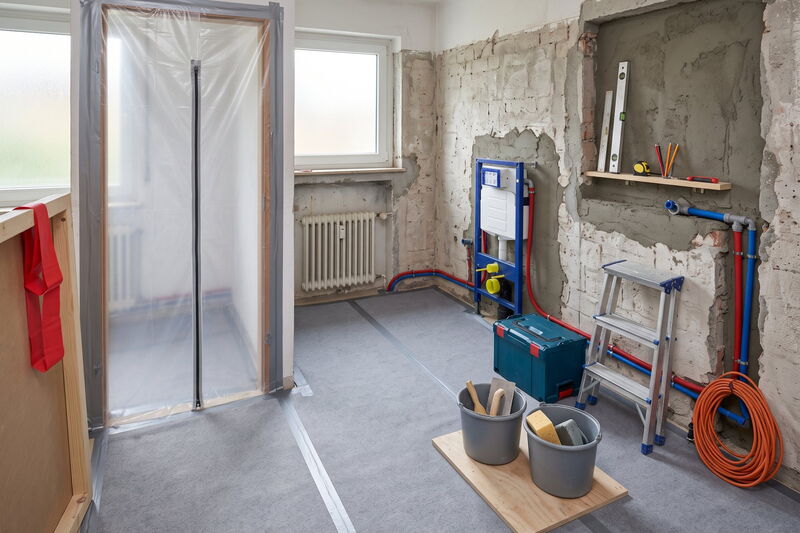 Bad während der Sanierung mit neuen Leitungen, Vorwandinstallation und Staubschutzwand