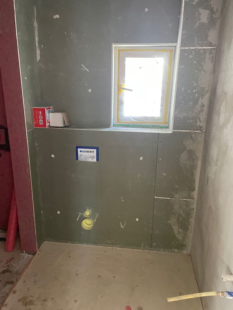 Vorher: Gästebad im Trockenbau mit Vorwandelement, Fenster abgeklebt
